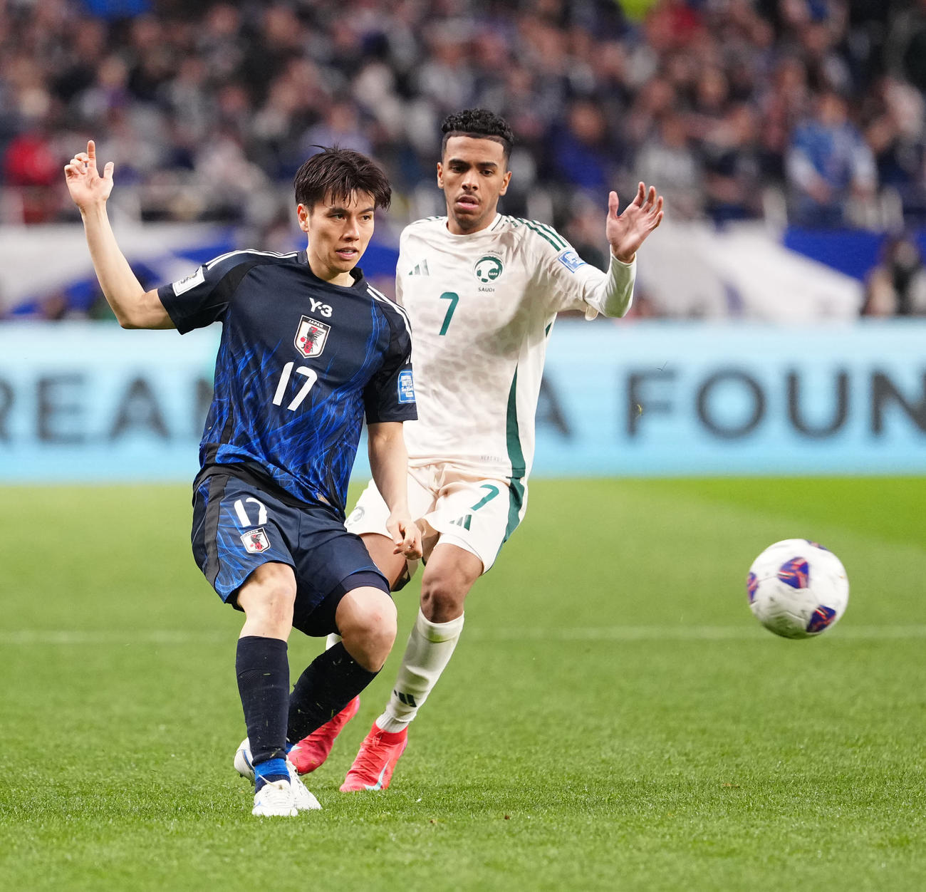 日本対サウジアラビア　後半、パスを出す田中（左）（撮影・江口和貴）