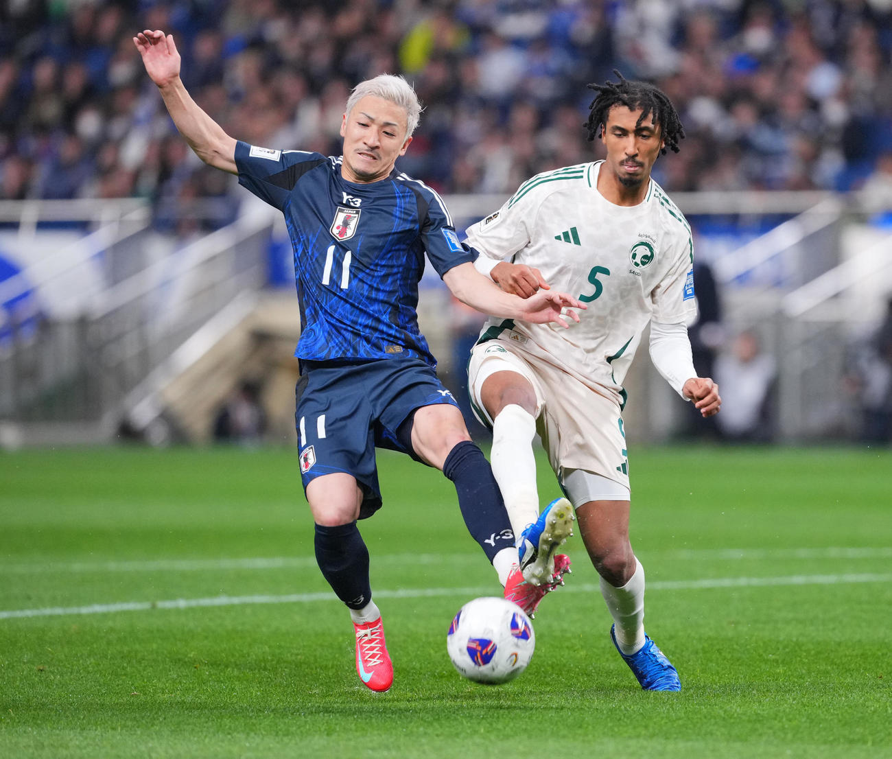 日本対サウジアラビア　後半、クロスに飛び込む前田（左）（撮影・垰建太）