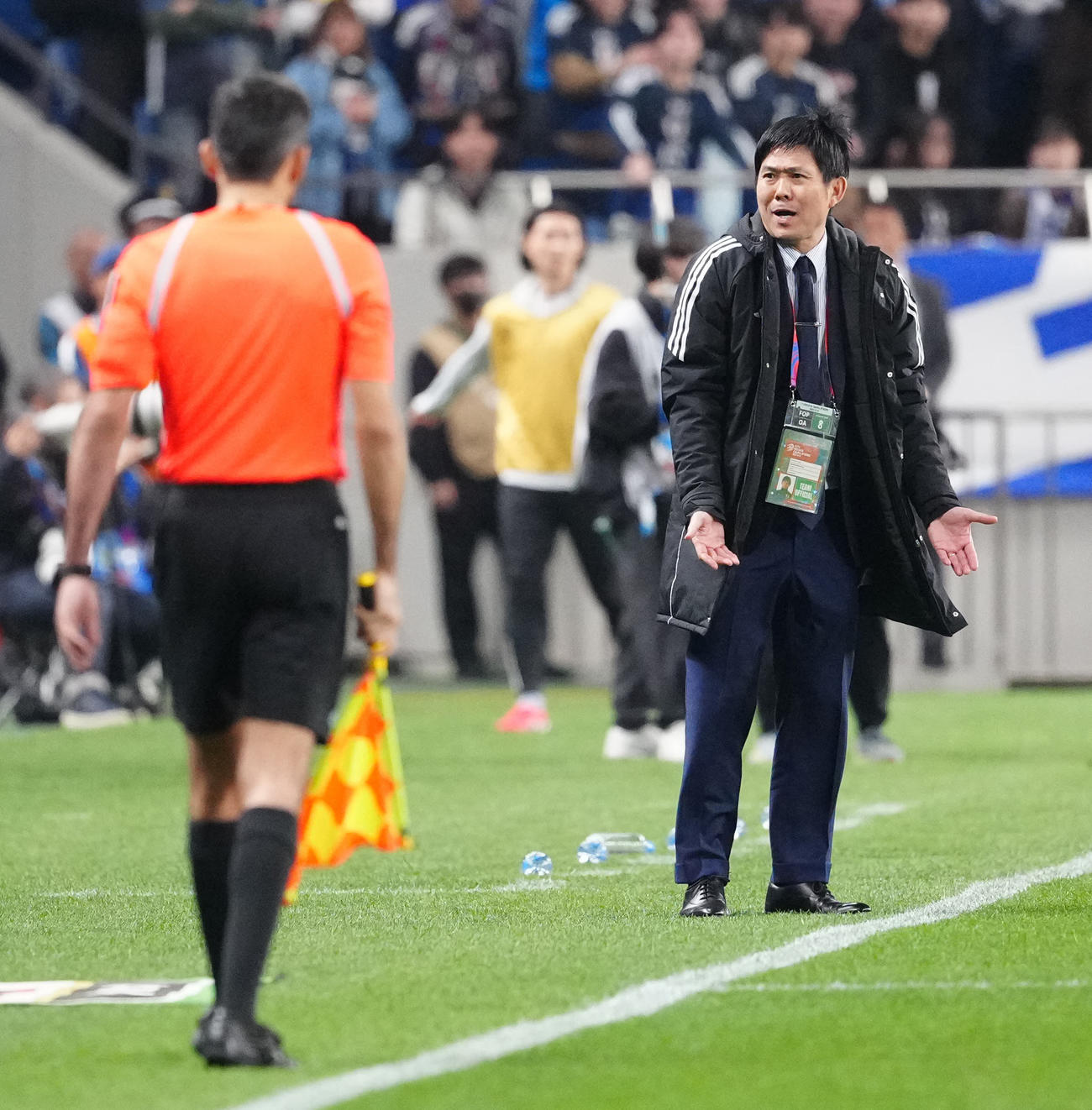 日本対サウジアラビア　後半、アピールする森保監督（撮影・江口和貴）
