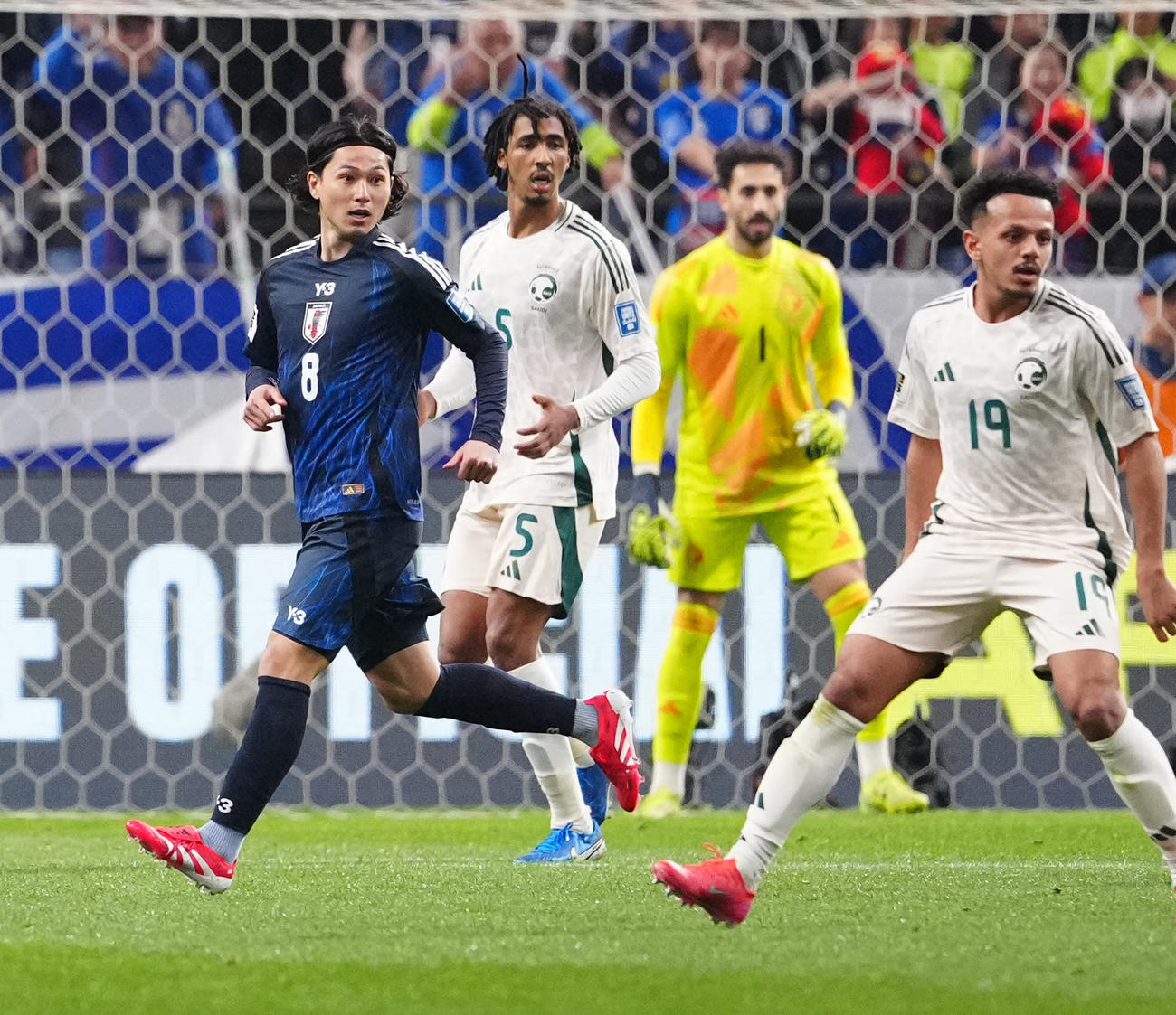 日本対サウジアラビア　後半、途中出場した南野（左）（撮影・江口和貴）