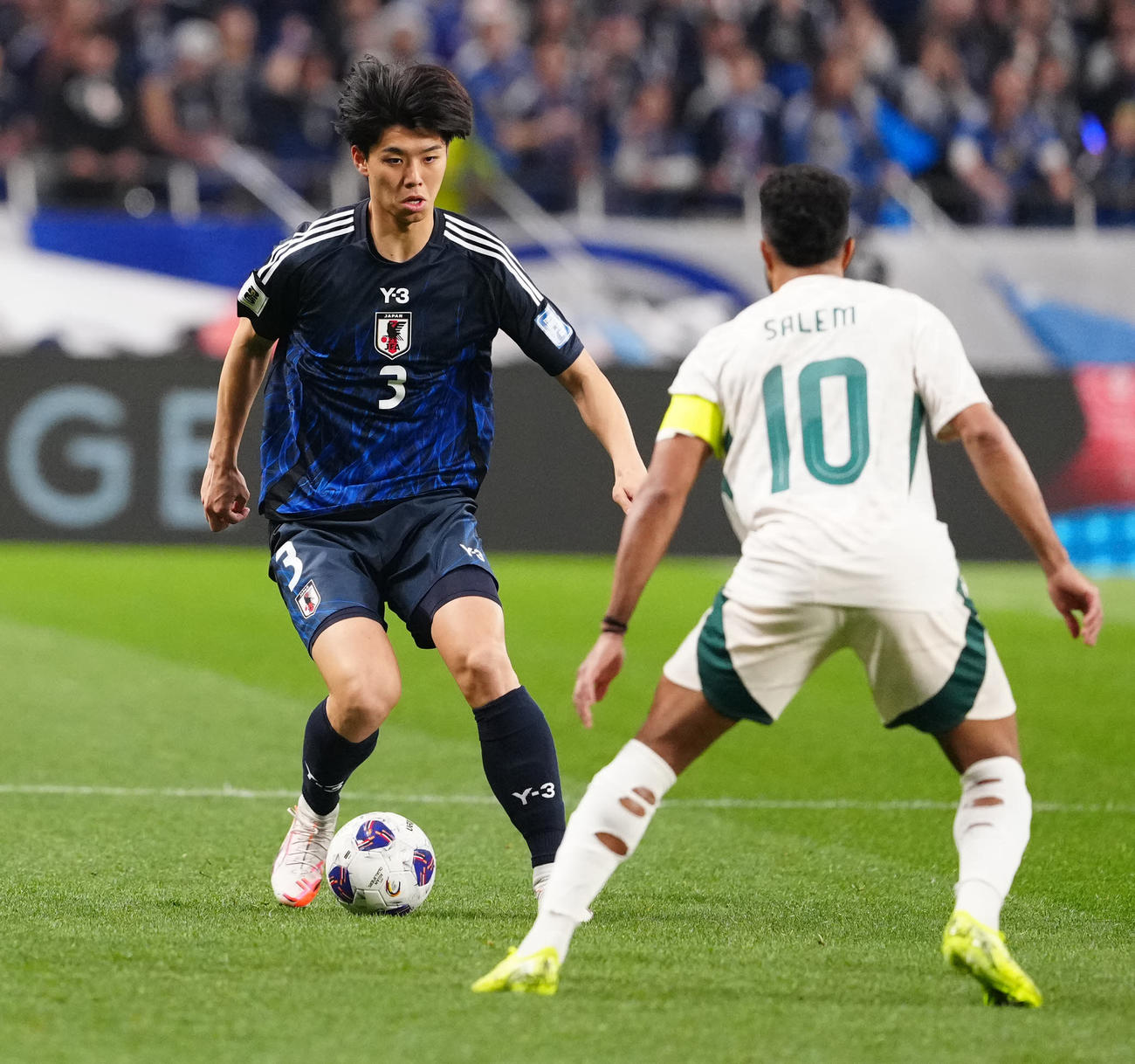 日本対サウジアラビア　前半、ボールをキープする高井（左）（撮影・江口和貴）