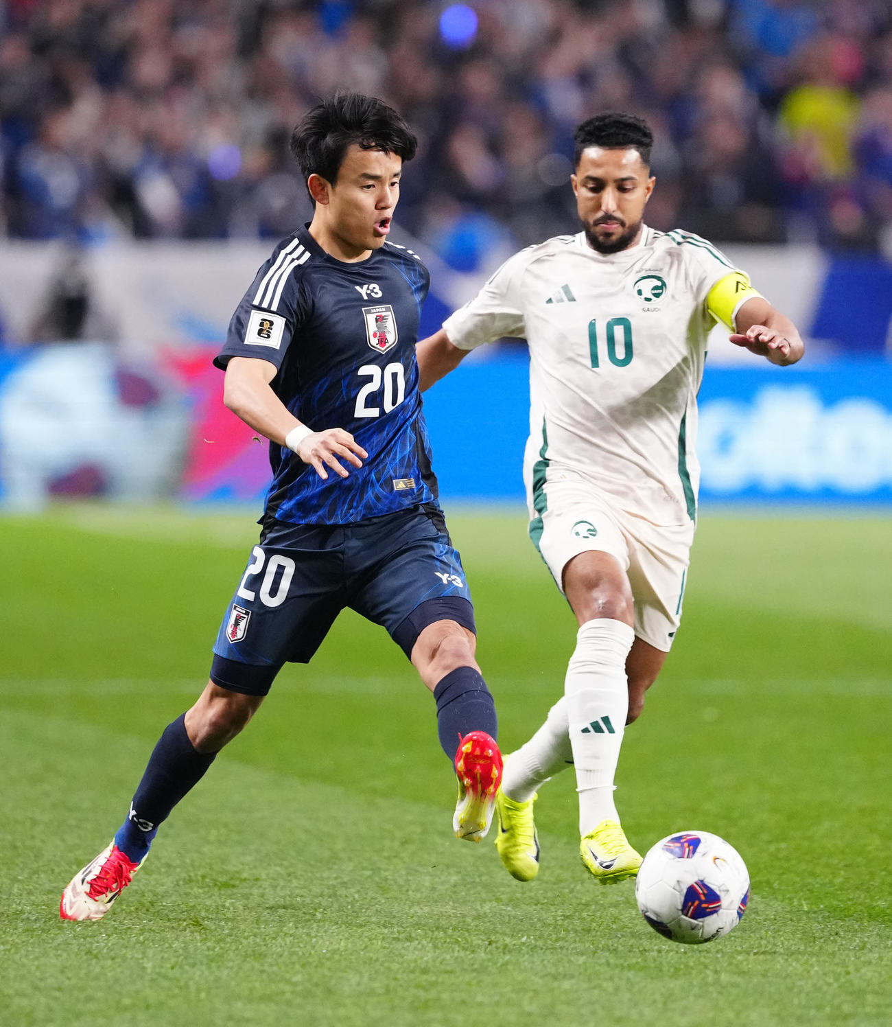 日本対サウジアラビア　前半、パスを出す久保（左）（撮影・江口和貴）