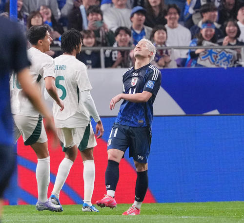 日本対サウジアラビア　前半、シュートを外し悔しがる前田（右）（撮影・垰建太）