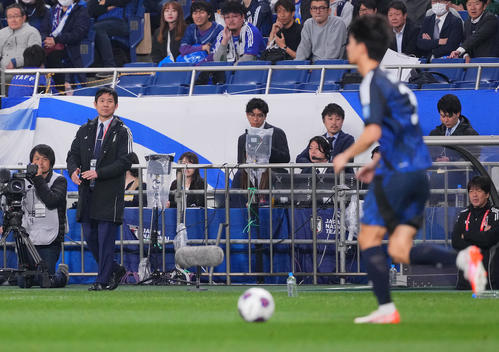 日本対サウジアラビア　前半、試合を見守る森保監督。右手前は高井（撮影・垰建太）
