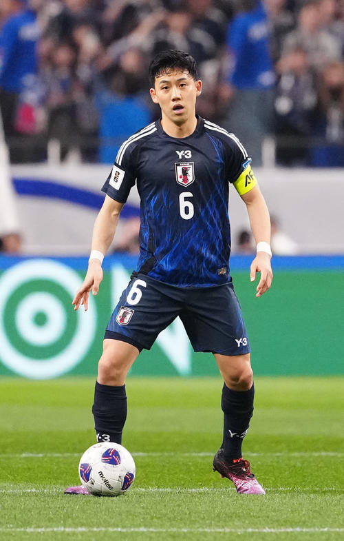 日本対サウジアラビア　前半、ボールをキープする遠藤（撮影・江口和貴）