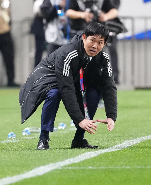 日本対サウジアラビア　後半、アピールする森保監督（撮影・江口和貴）