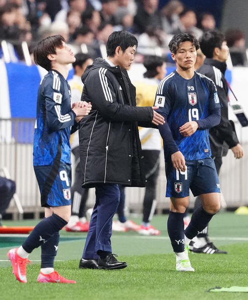 日本対サウジアラビア　後半、旗手（右）をピッチに送り出す森保監督（中央）（撮影・江口和貴）