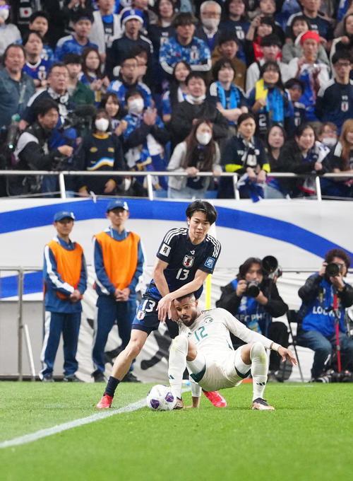 日本対サウジアラビア　後半、競り合う中村（左）（撮影・江口和貴）