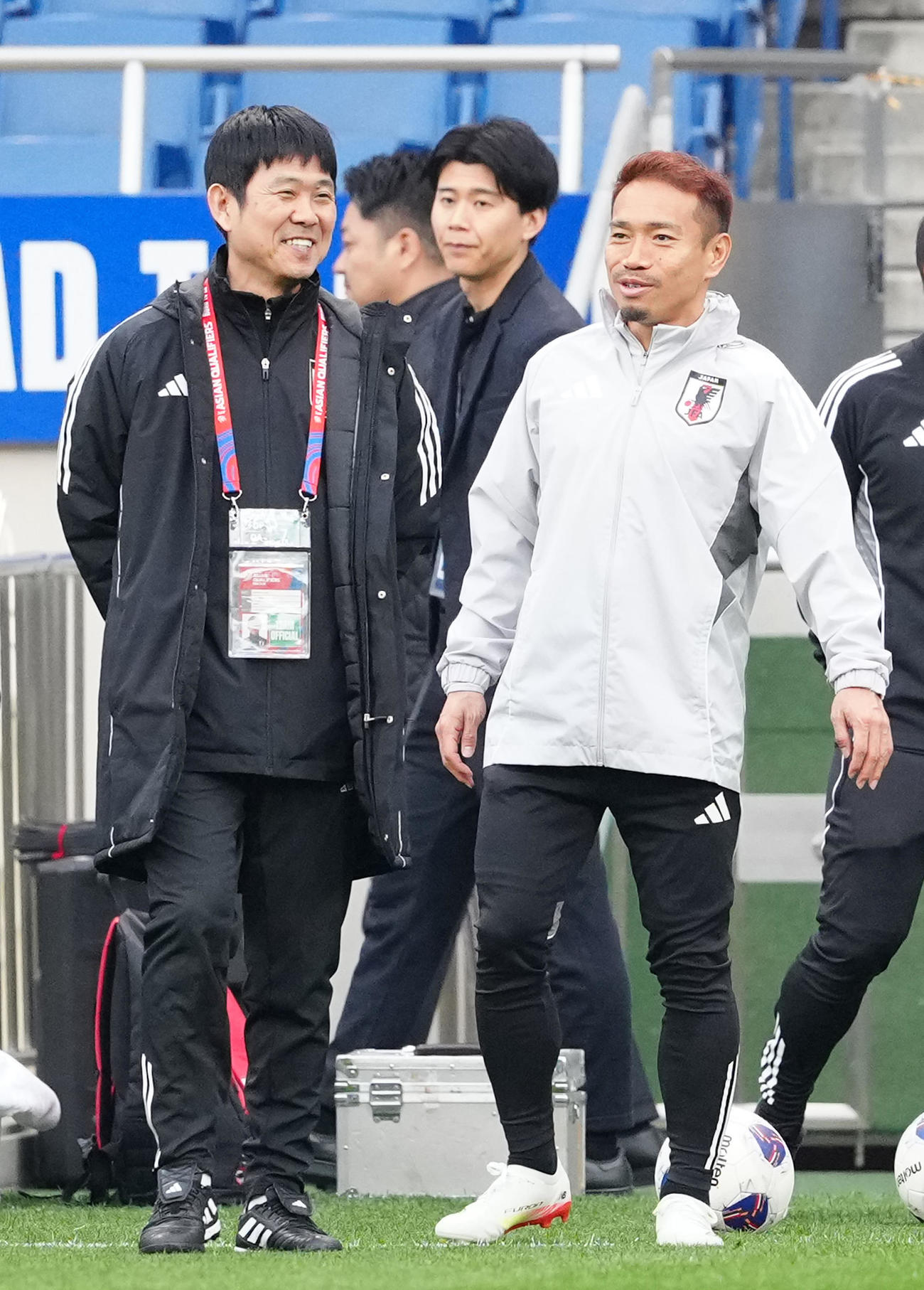 サウジアラビア戦の前日練習前、森保監督（左）と言葉を交わす長友（撮影・江口和貴）
