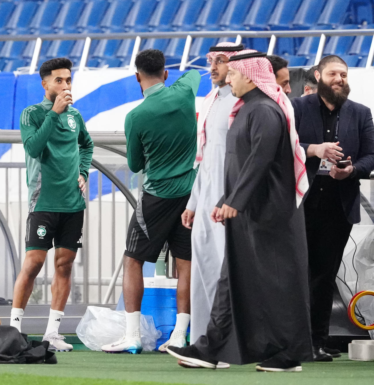 日本戦の前日練習前、水分補給するサウジアラビア代表の選手たち（撮影・江口和貴）