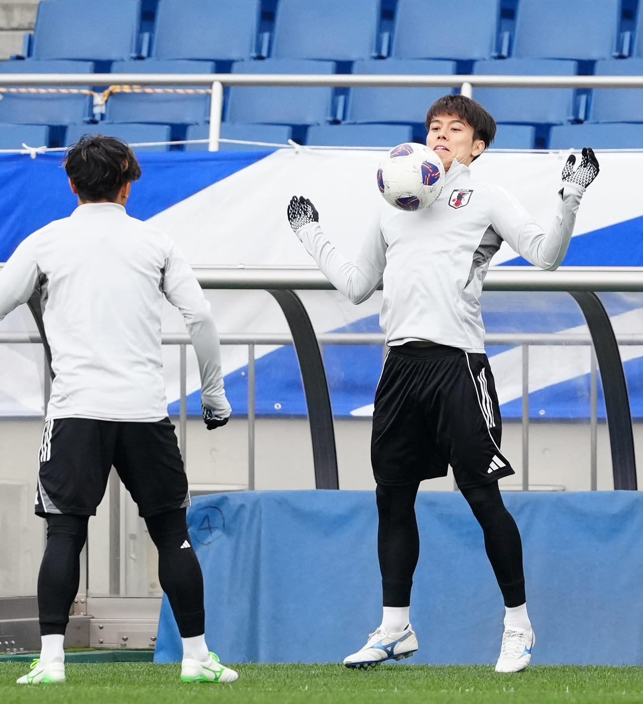 サウジアラビア戦の前日練習開始前、パス回しする田中（右）。左は旗手（撮影・江口和貴）
