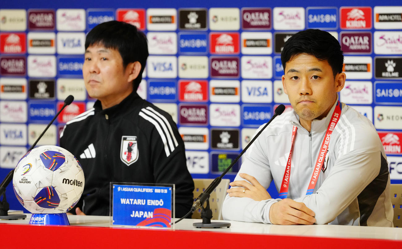 サウジアラビア戦の前日会見に臨む遠藤。左は森保監督（撮影・江口和貴）