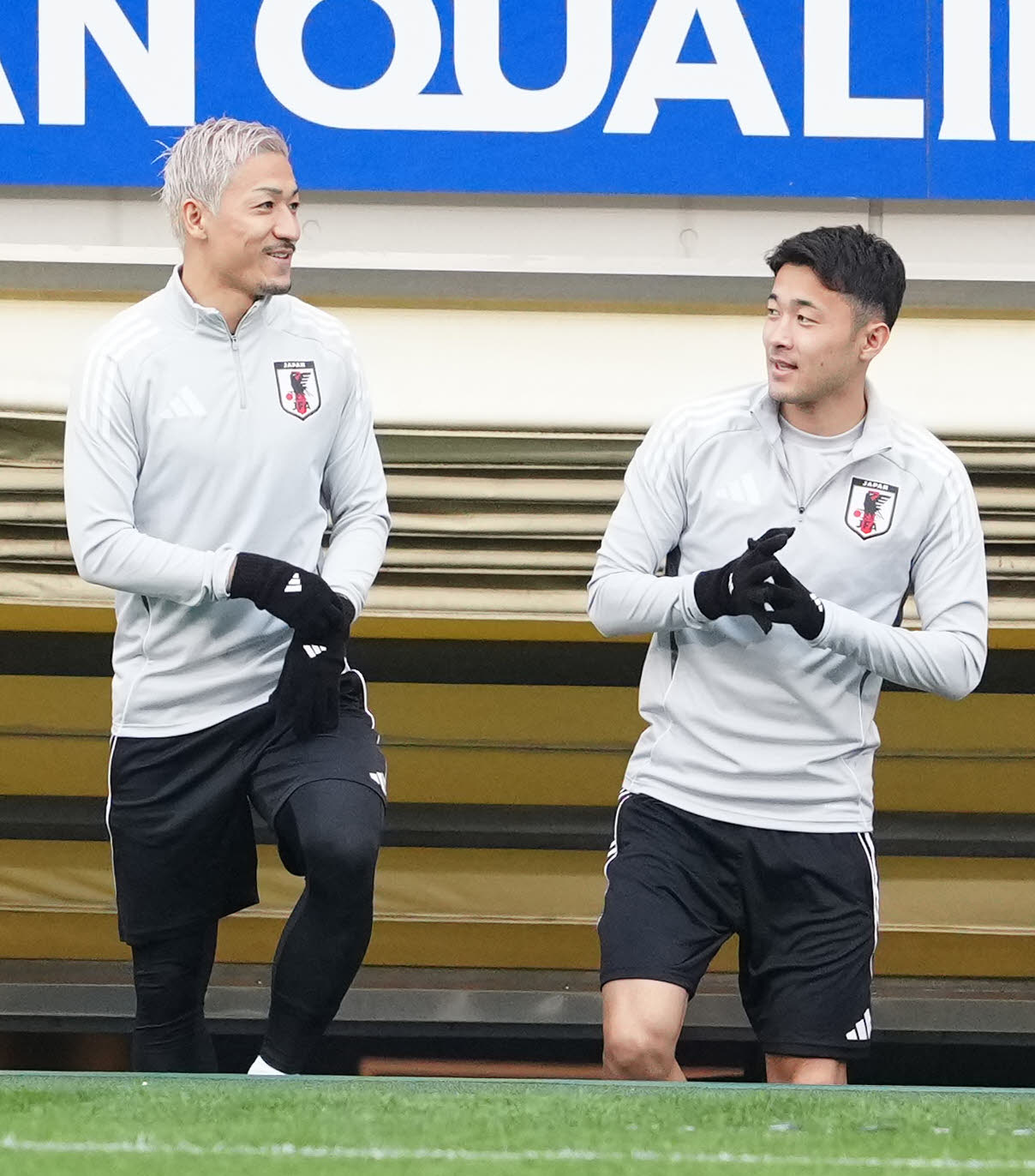 サウジアラビア戦の前日練習前、ピッチに向かう菅原（右）と前田（撮影・江口和貴）