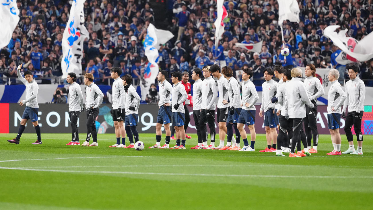 日本対サウジアラビア　試合前、サポーターにあいさつし練習に臨む日本代表の選手たち（撮影・江口和貴）