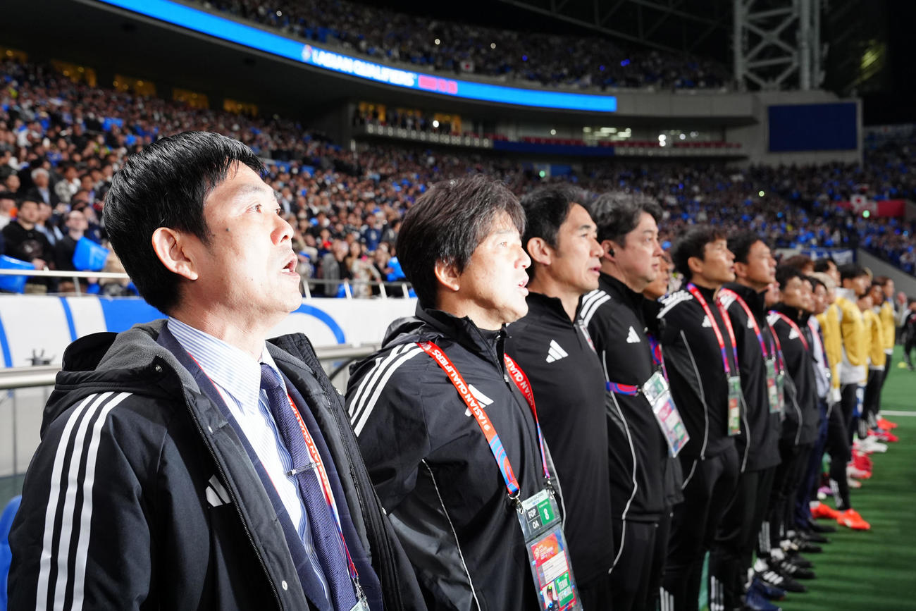 日本対サウジアラビア　試合前、君が代を斉唱する森保監督（左）（撮影・江口和貴）