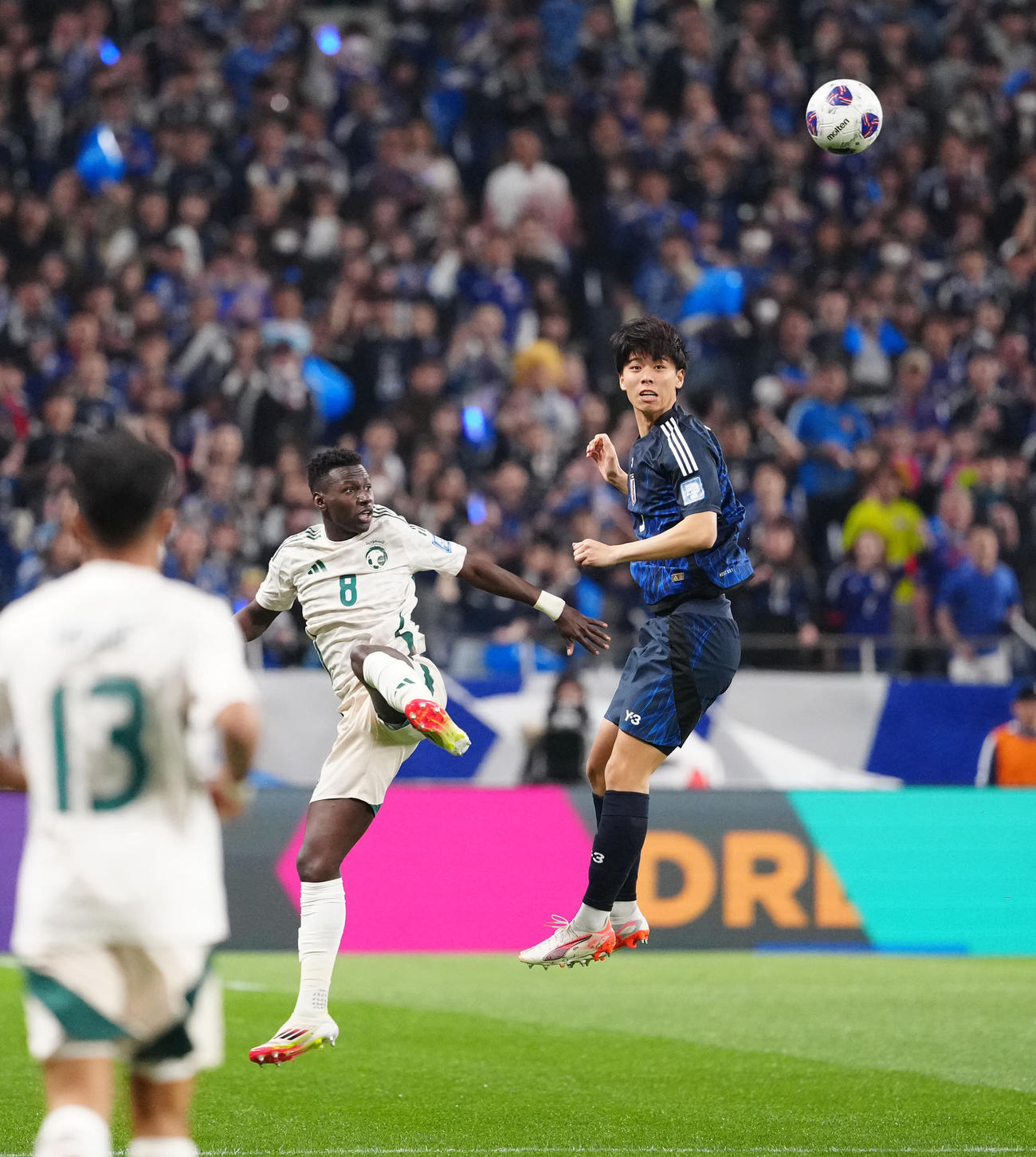 日本対サウジアラビア　前半、ヘディングする高井（右）（撮影・江口和貴）