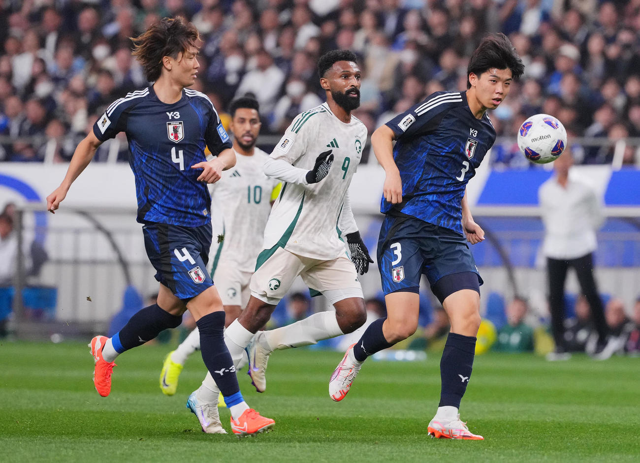 日本対サウジアラビア　前半、ディフェンスする高井（右）と板倉（左）（撮影・垰建太）