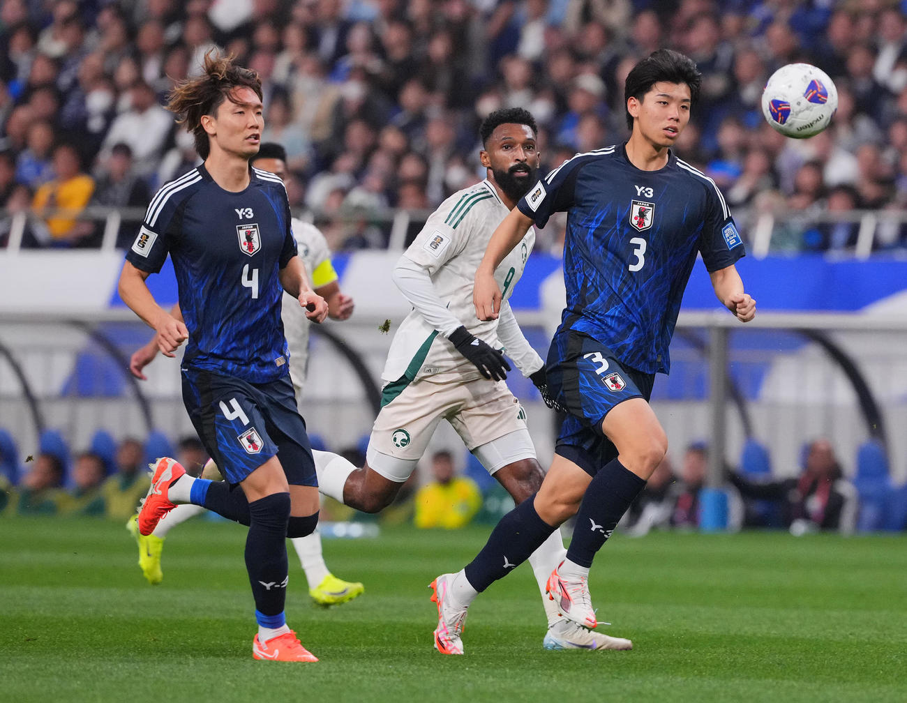 日本対サウジアラビア　前半、ディフェンスする高井（右）と板倉（左）（撮影・垰建太）
