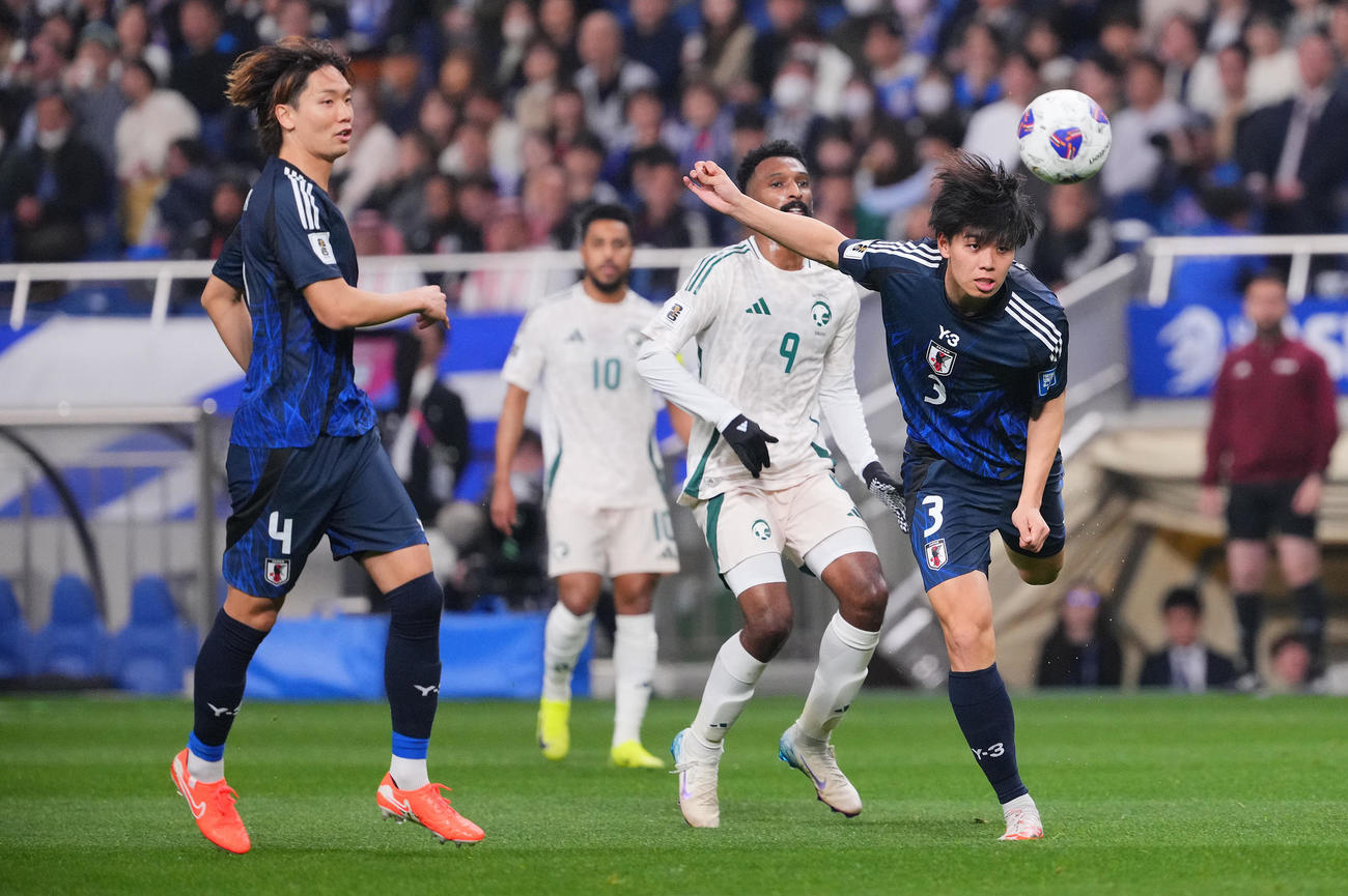 日本対サウジアラビア　前半、ディフェンスする高井（右）。左は板倉（撮影・垰建太）