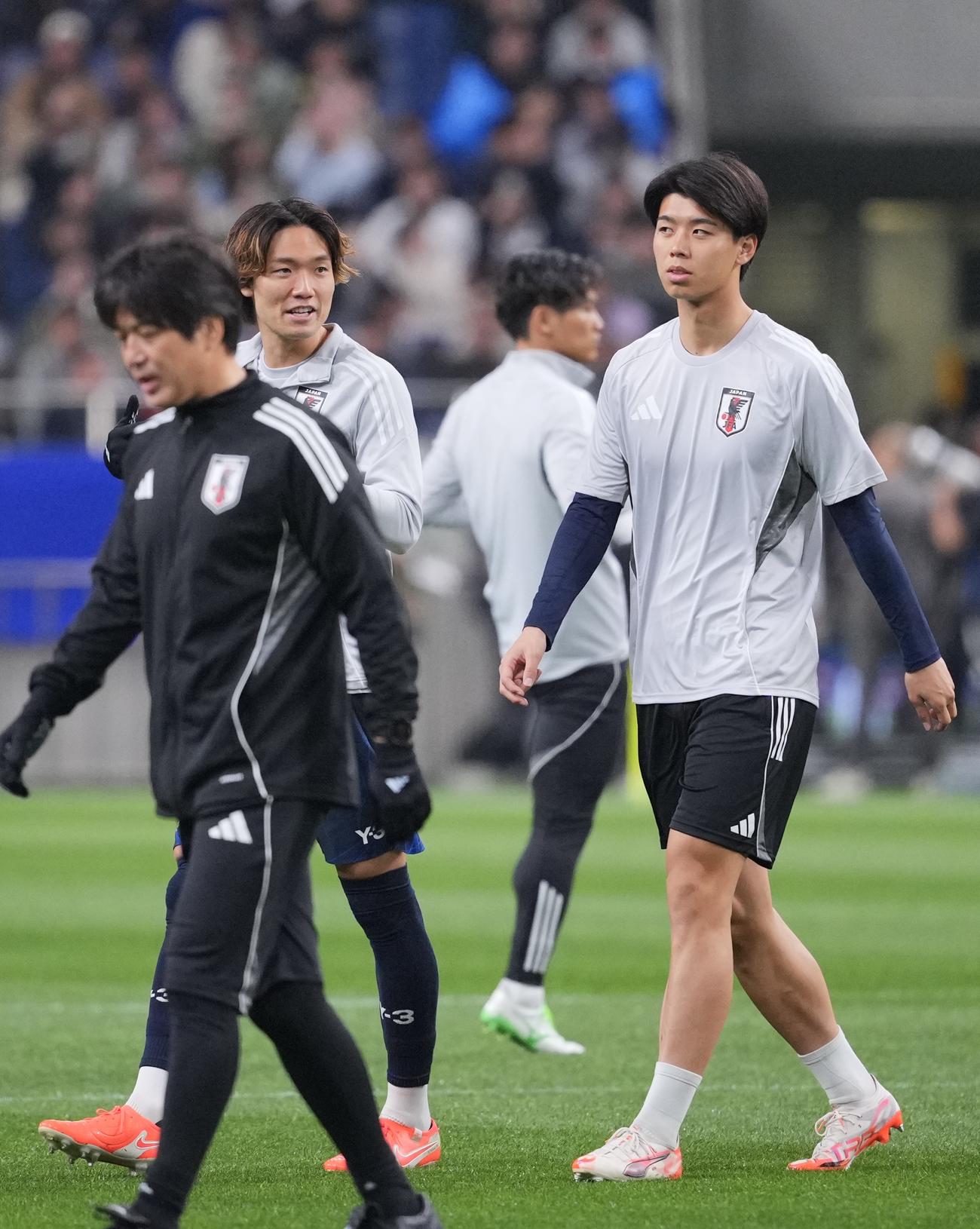 日本対サウジアラビア　試合前、板倉（左）と話す高井（撮影・垰建太）