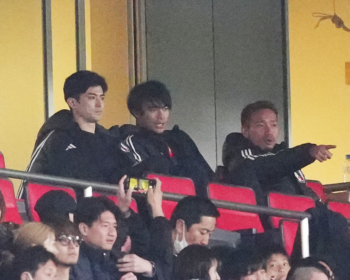 後半、スタンドから試合を見守る、左から谷口、三笘、長友（撮影・江口和貴）