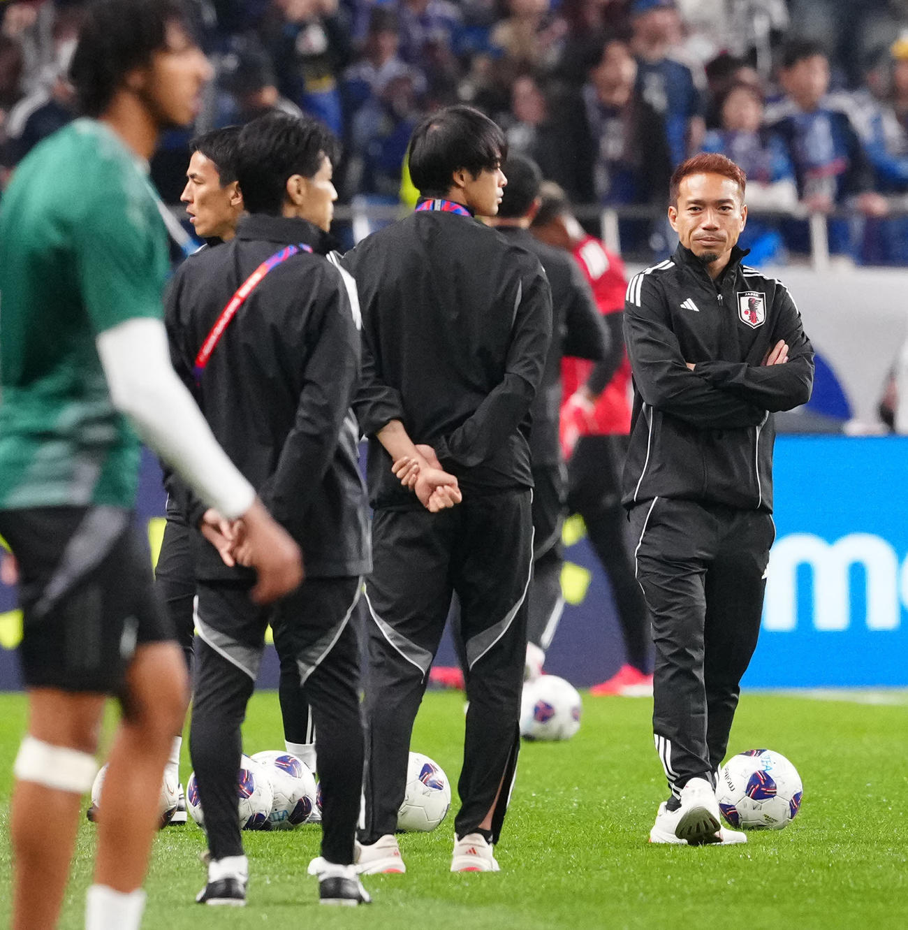 日本対サウジアラビア　試合前練習を見つめる長友（右）と三笘（中央）（撮影・江口和貴）