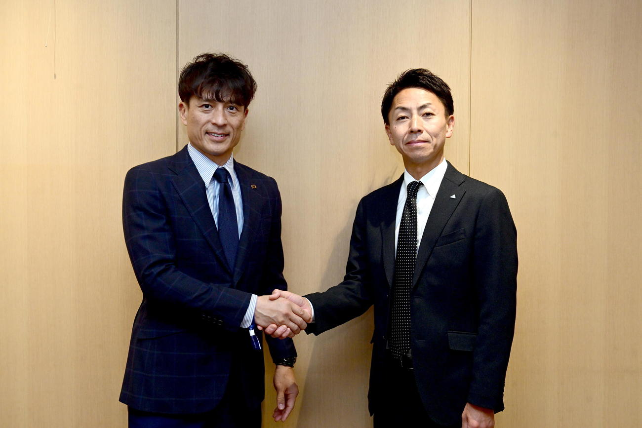 契約延長に合意したアディダスジャパンの萩尾孝平代表取締役（右）とJFAの宮本恒靖会長（C）JFA