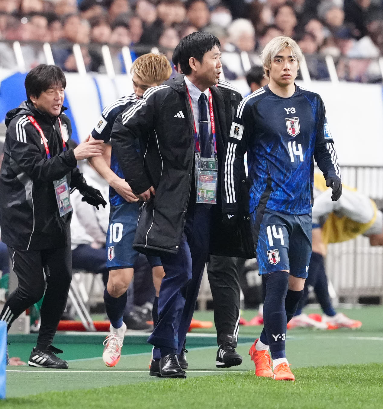 日本対サウジアラビア　後半、伊東（右）を送り出す森保監督（撮影・江口和貴）