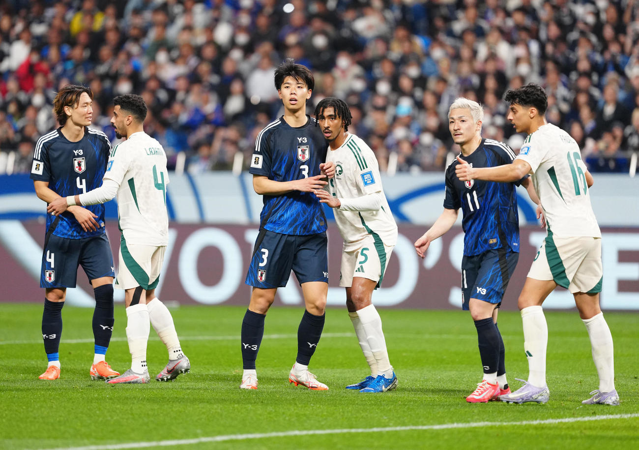日本対サウジアラビア　前半、プレーする高井（中央左）ら（撮影・江口和貴）