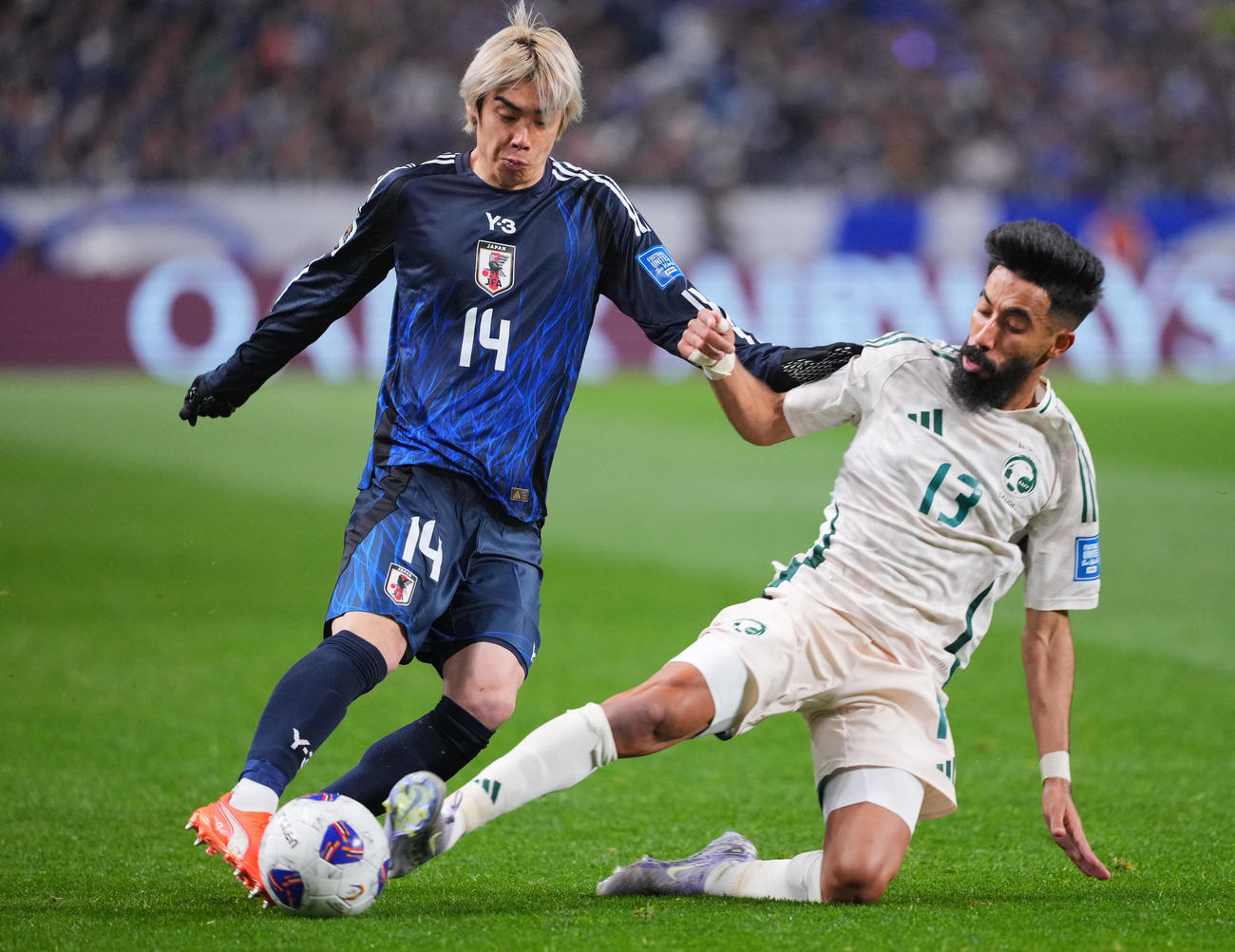 日本対サウジアラビア　後半、競り合う伊東（左）（撮影・垰建太）