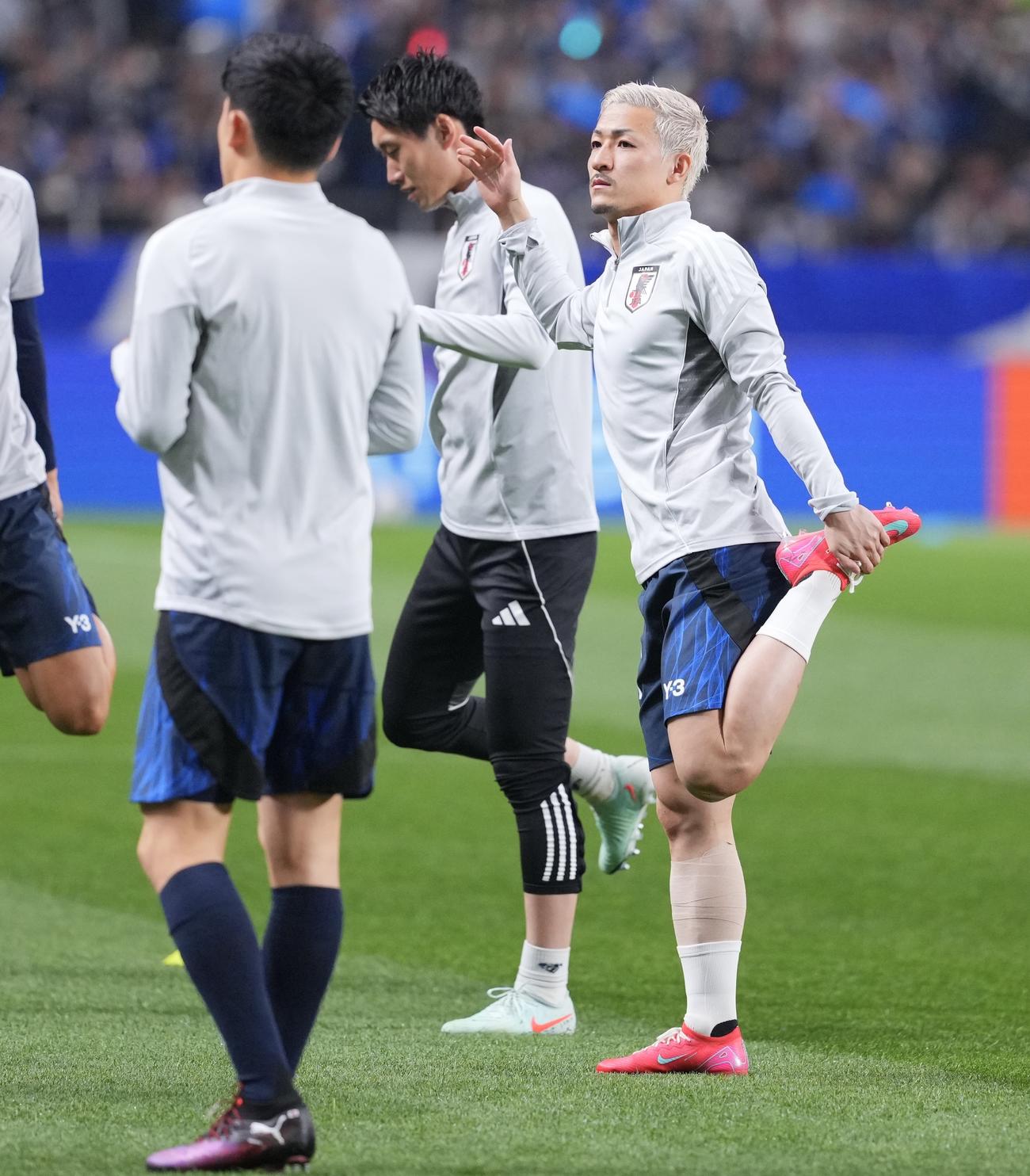 日本対サウジアラビア　試合前、ウォーミングアップする前田＝2025年3月25日