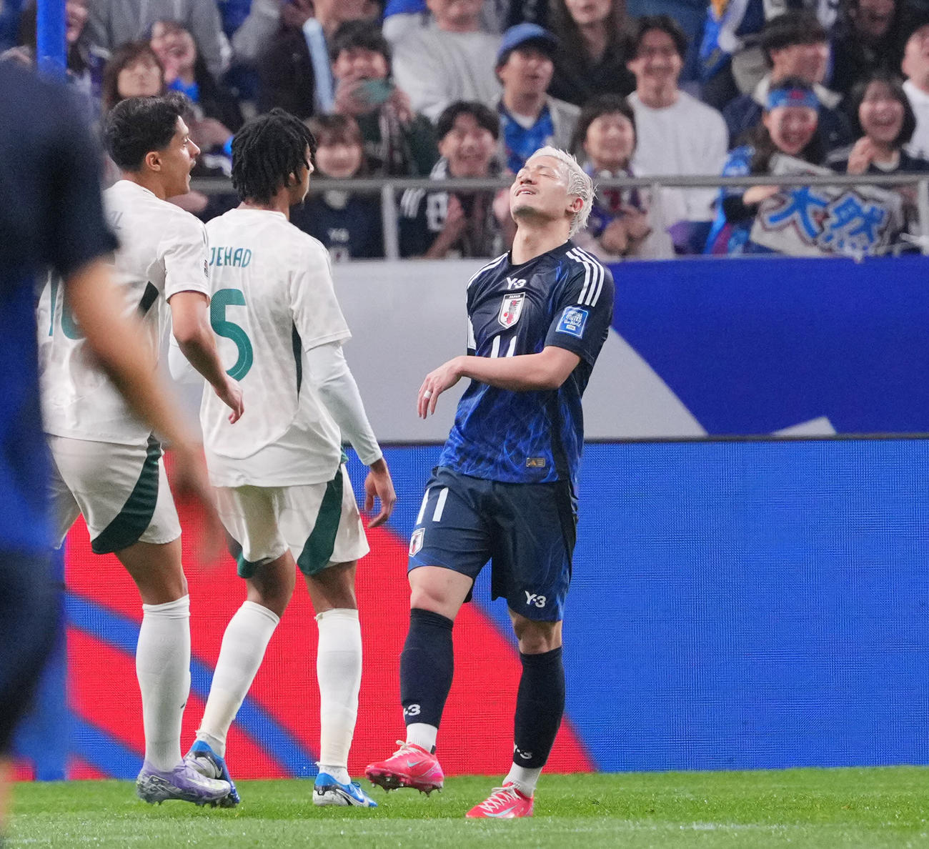 日本対サウジアラビア　前半、シュートを外し悔しがる前田（右）（撮影・垰建太）