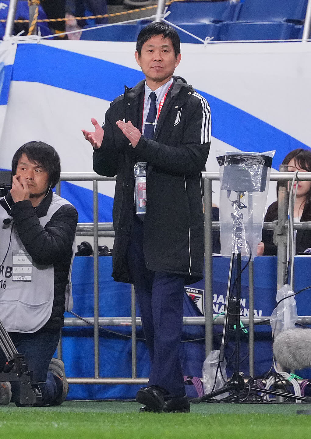 日本対サウジアラビア　前半、手をたたく森保監督（撮影・垰建太）