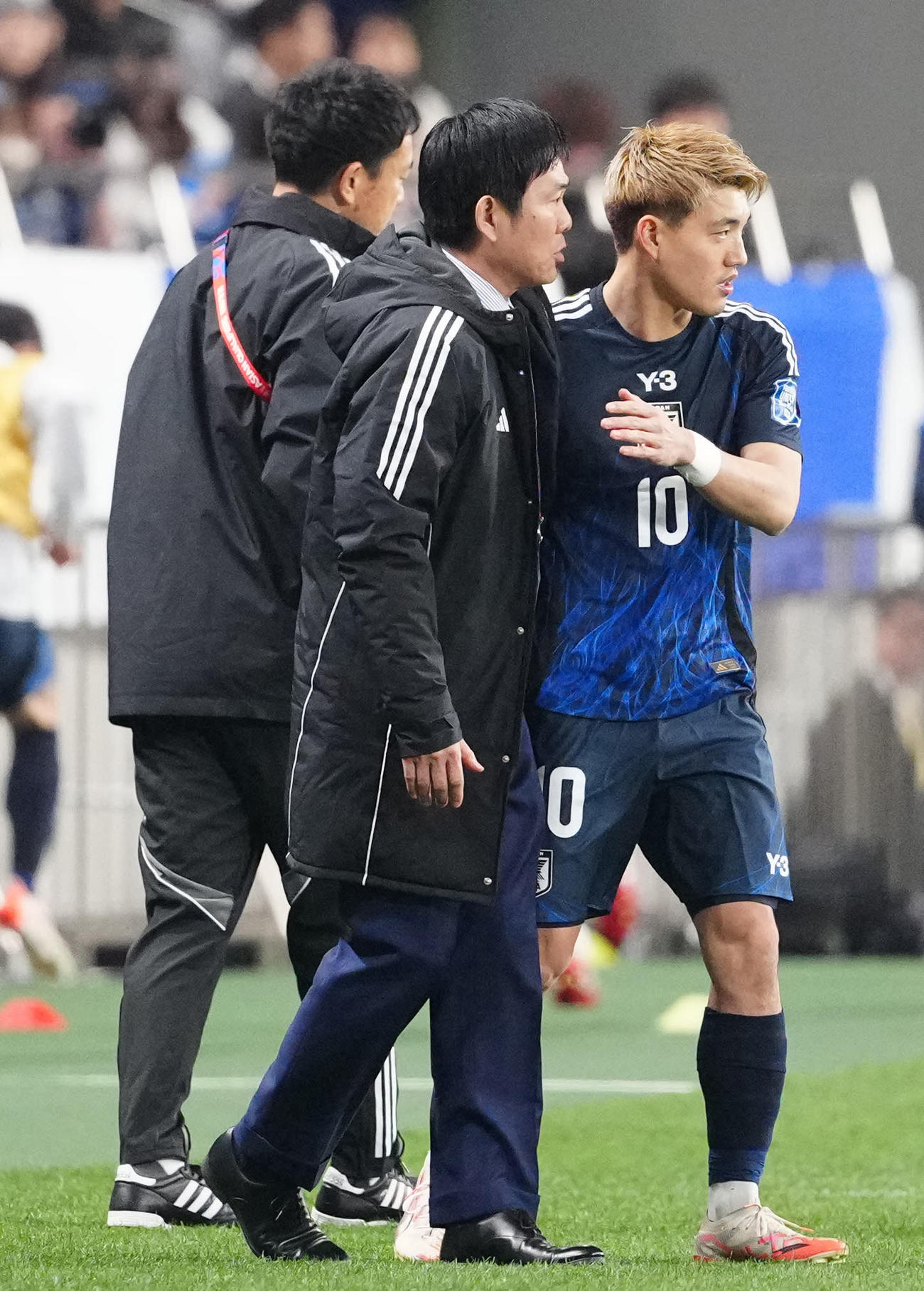日本対サウジアラビア　後半、森保監督（中央）に送り出される堂安（右）（撮影・江口和貴）