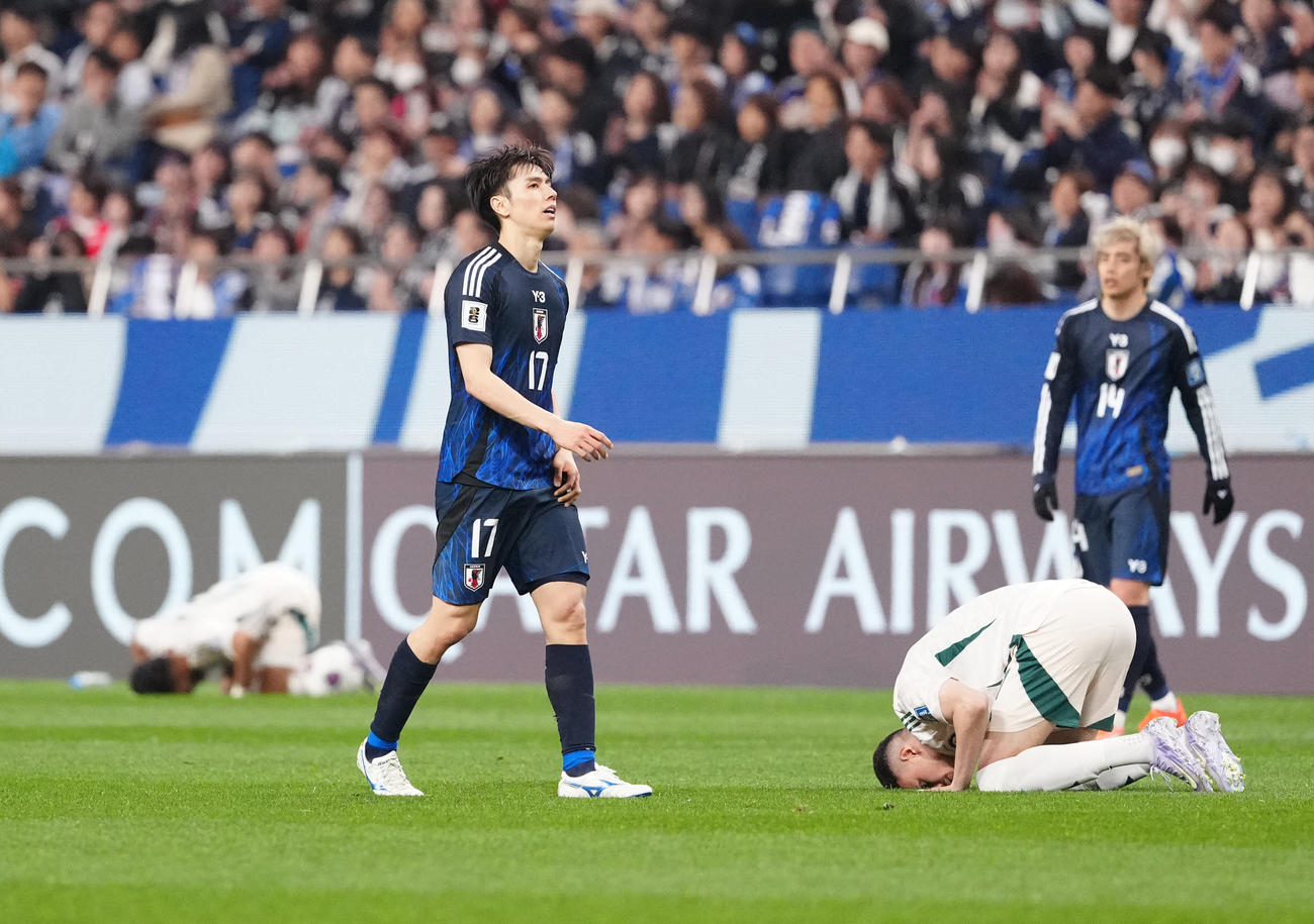 日本対サウジアラビア　スコアレスドローに終わり、浮かない表情の田中（左手前）（撮影・江口和貴）