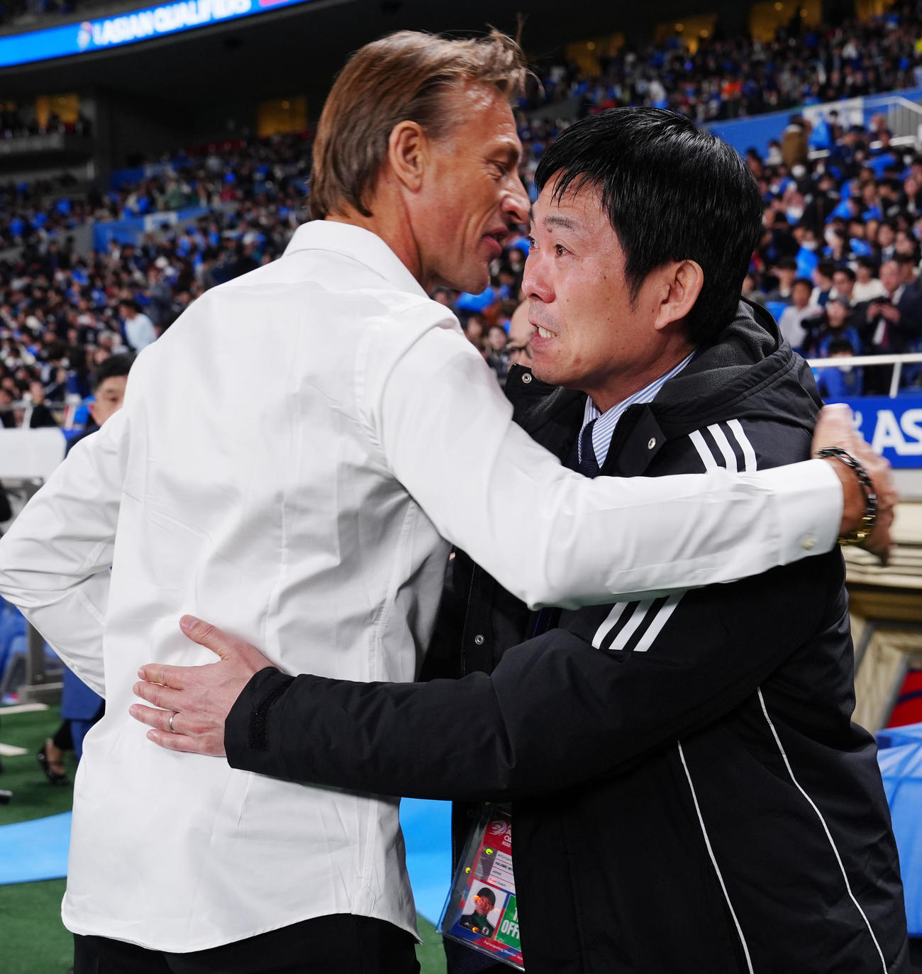 日本対サウジアラビア　試合前、サウジアラビアのルナール監督（左）とハグする森保監督（撮影・江口和貴）