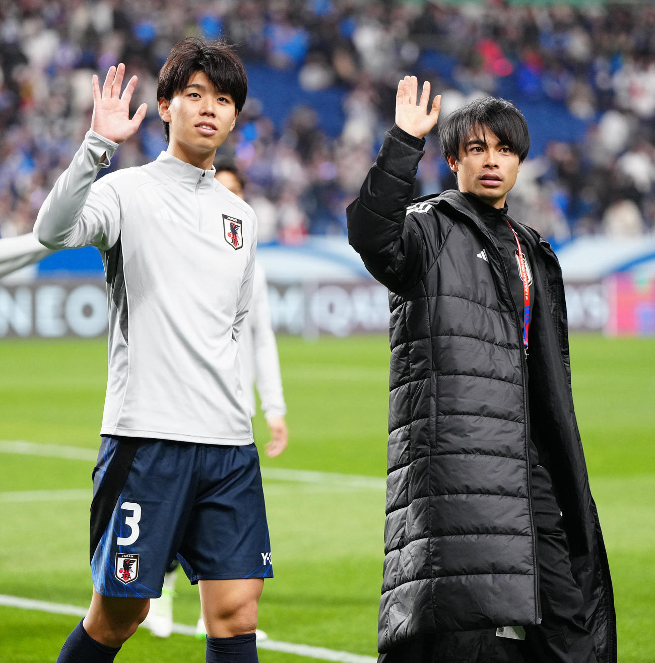 日本対サウジアラビア　試合後、場内1周で声援に応える高井（左）と三笘（撮影・江口和貴）