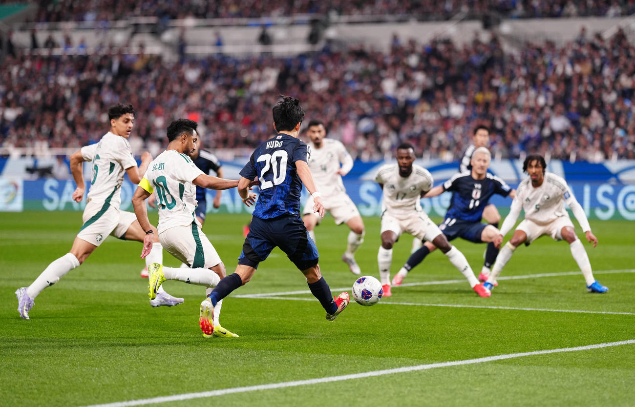 日本対サウジアラビア　前半、シュートを放つ久保（中央）（撮影・江口和貴）