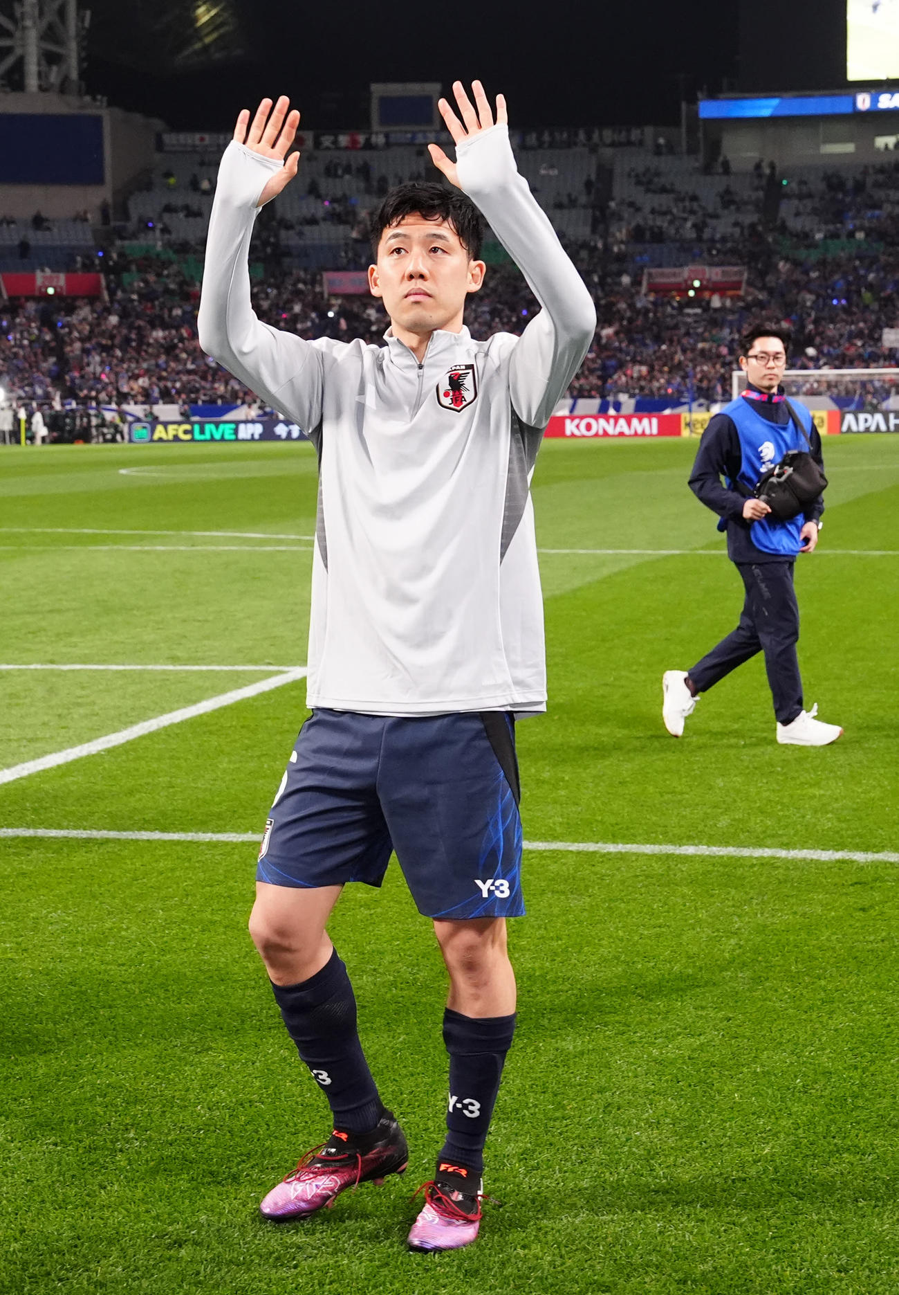 日本対サウジアラビア　試合後、場内1周で声援に応える遠藤（撮影・江口和貴）