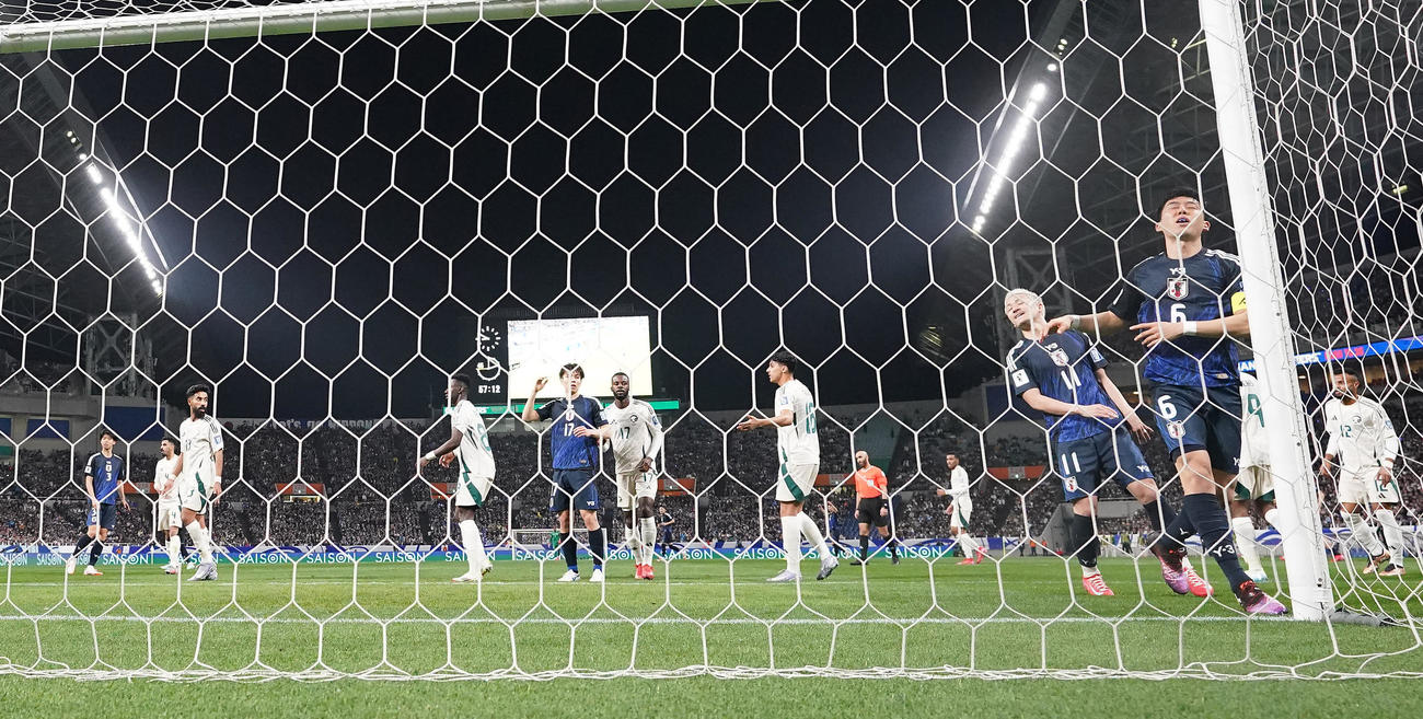 日本対サウジアラビア　後半、セットプレーからゴールに迫るも得点できず悔しがる遠藤（右）ら（撮影・垰建太）