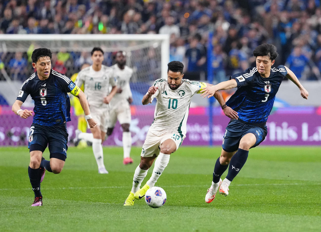 日本対サウジアラビア　後半、ディフェンスする高井（右）。左は遠藤（撮影・江口和貴）