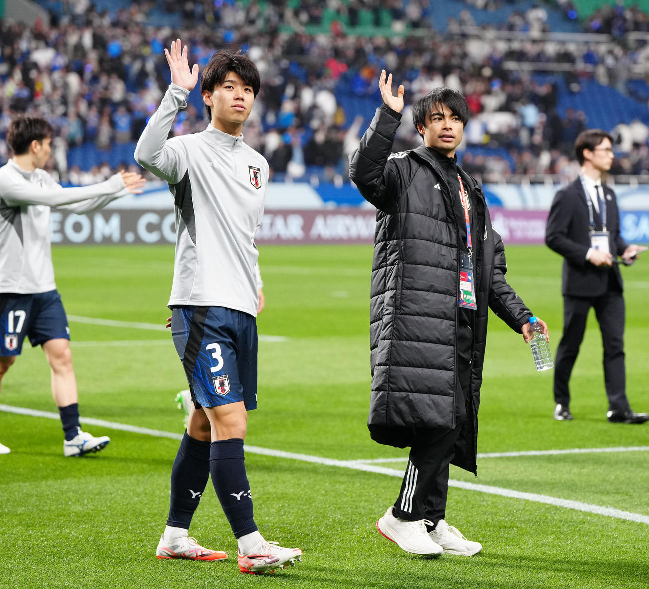 日本対サウジアラビア　試合後、場内1周で声援に応える高井（左）と三笘（撮影・江口和貴）