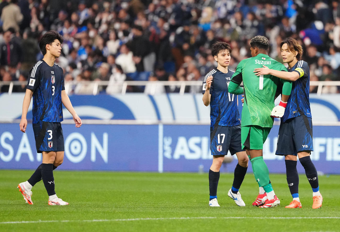 日本対サウジアラビア　スコアレスドローに終わり、浮かない表情の、左から高井、田中、GK鈴木、板倉（撮影・江口和貴）