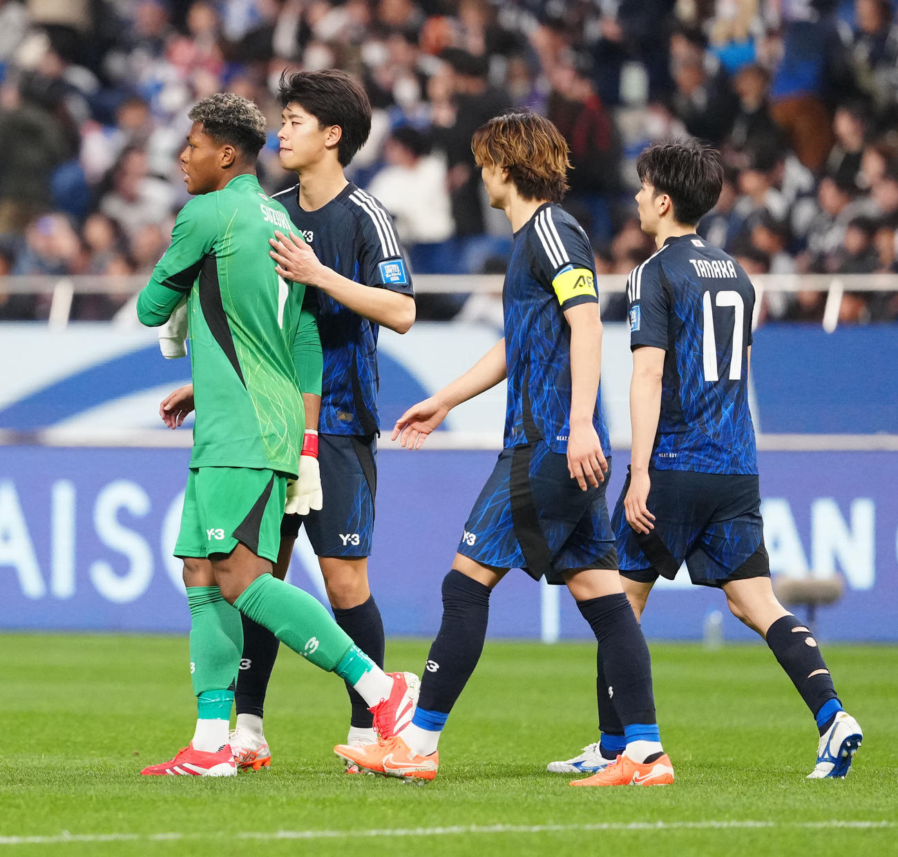 日本対サウジアラビア　スコアレスドローに終わり、浮かない表情の、左からGK鈴木、高井、板倉、田中（撮影・江口和貴）