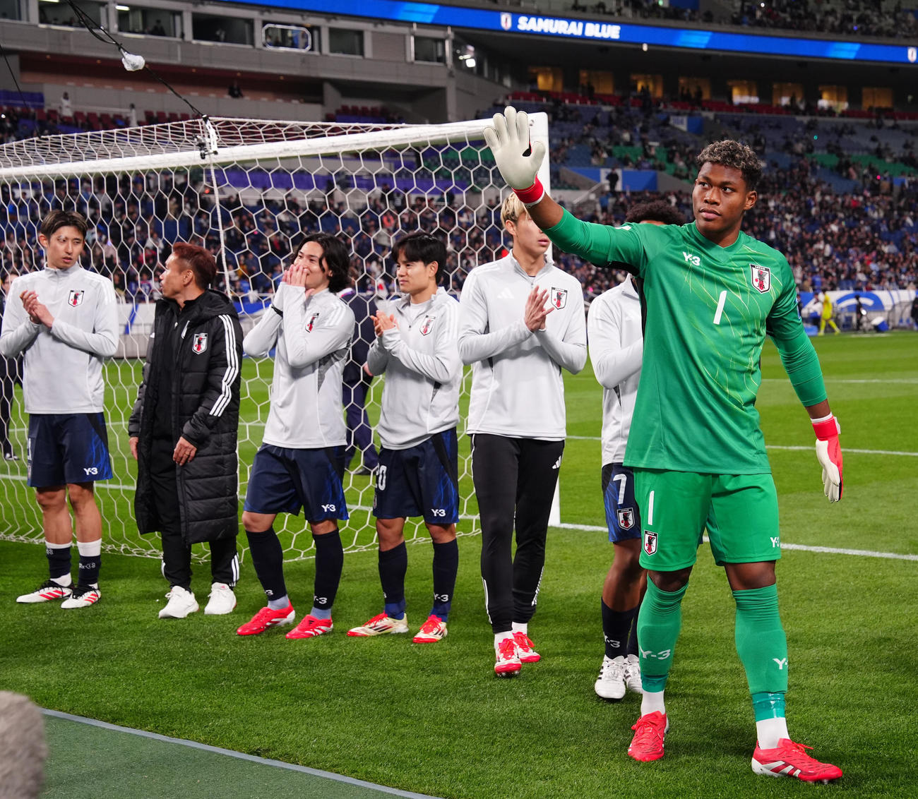 日本対サウジアラビア　試合後、場内1周で声援に応えるGK鈴木（右端）ら（撮影・江口和貴）