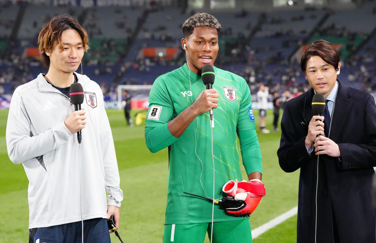 日本対サウジアラビア　試合後、インタビューを受けるGK鈴木（中央）と板倉。右は内田氏（撮影・江口和貴）