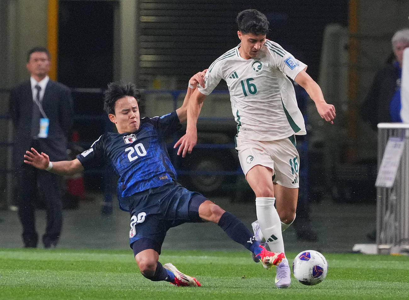 日本対サウジアラビア　前半、スライディングする久保（左）（撮影・垰建太）