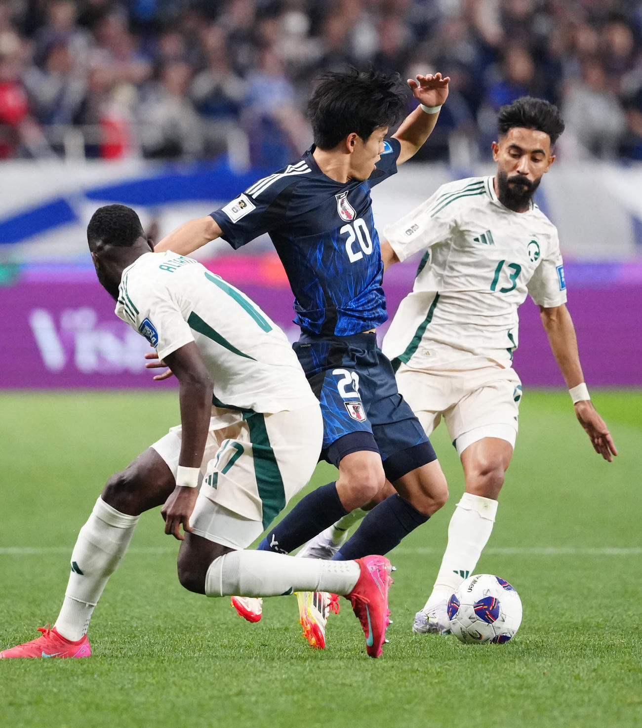 日本対サウジアラビア　前半、ファウルを受ける久保（中央）（撮影・江口和貴）