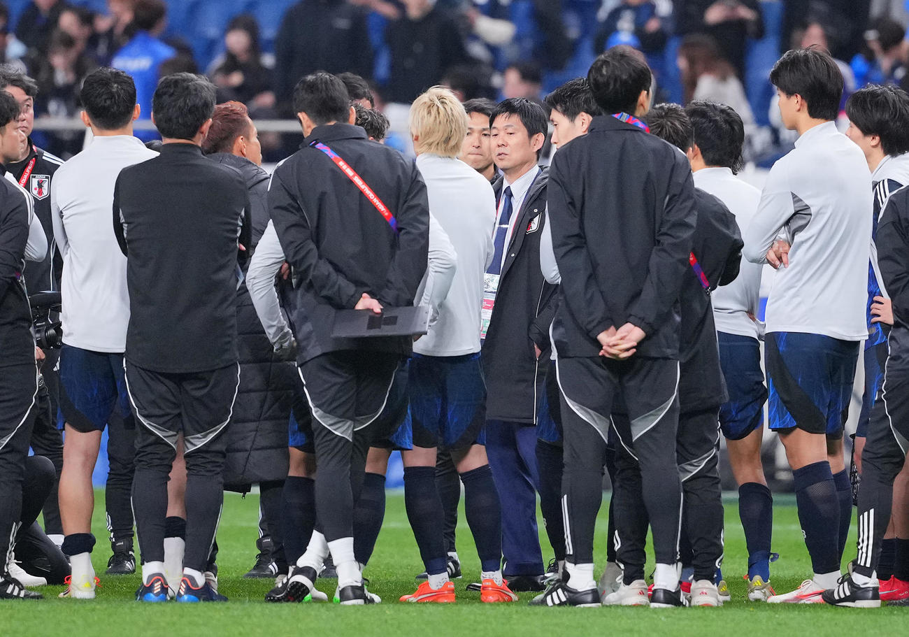 日本対サウジアラビア　試合後選手たちに語りかける日本の森保監督（中央）（撮影・垰建太）