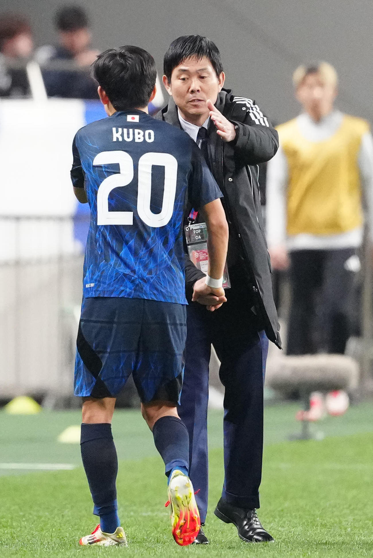日本対サウジアラビア　後半、ベンチへ下がる久保（左）を労う森保監督（撮影・江口和貴）